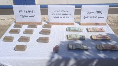Photo of الإطاحة بمروج مخدرات وحجز مبالغ مالية بالعاصمة